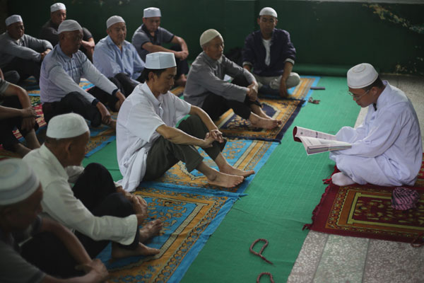 Li Saijun, the imam, chants from the Quran in Arabic, at the Friday Salah at the only mosque in Taojiang county, Hunan province. Photos by Wang Jing / China Daily