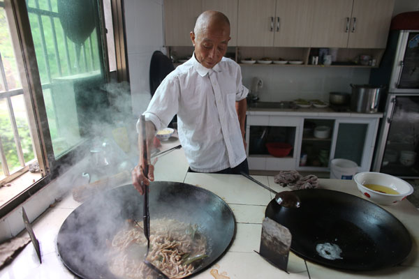 Zhabu resident Li Ruqing, 75, cooks traditional Muslim-style beef.