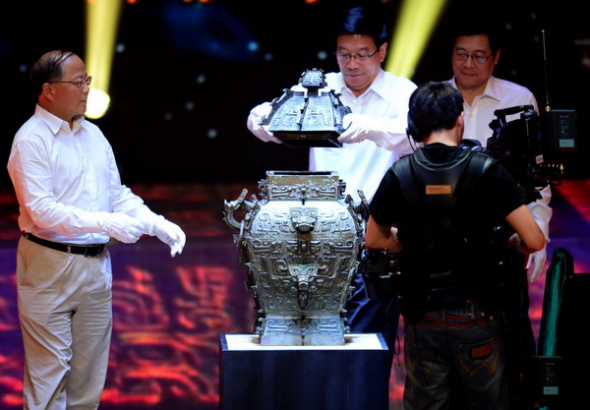 Secretary of the CPC Hunan Provincial Committee Xu Shousheng, Governor of Hunan province Du Jiahao, and Vice Minister of Culture Li Xiaojie together put the lid onto the Min Fang Lei vessel. [Photo by Zhou Guoqiang/asianewsphoto.com]