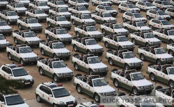 The cruisers of armed police officers in Beijing are equipped with high explosive squash heads, explosion-proof blankets, vehicle stations, and vehicle GPS systems. [Photo: Weibo account of PLA Daily] 