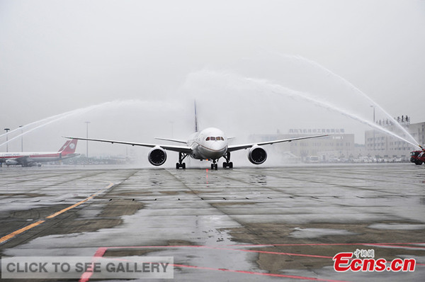 A Boeing 787 Dreamliner leaves Chengdu Shuangliu International Airport of Sichuan province for San Francisco on June 11, 2014. [Photo: China News Service / An Yuan] 