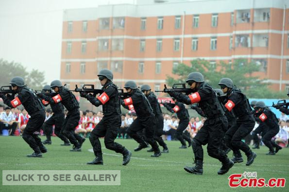 China's first college anti-terrorism and riot squad conducts a drill on the campus of Chengdu Chengdu East Star Airlines Travel College on June 20. The squad consists of 80 boys and 40 girls, all of whom are students of the college. (Photo: chinanews.com)