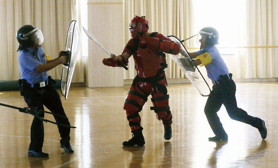Trainees have to withstand greater psychological pressure when they are faced with real knives than the fake ones in the training. (Photo: People's Daily Online)
