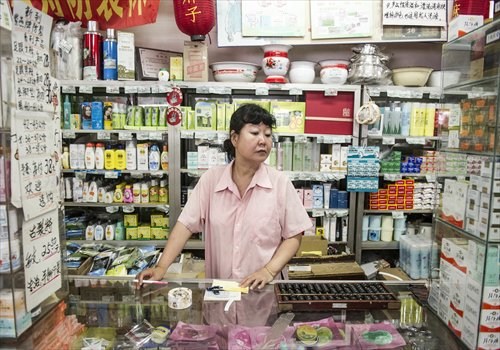 State-owned businesses such as the Xincheng Noodle House and Dafang Grocery in Beijing ooze vintage appeal by featuring the same decoration, products and even staff for decades. Despite having a loyal following of aging customers, the businesses face an uncertain future due to difficulties attracting young employees and customers. Photos: Li Hao/GT
