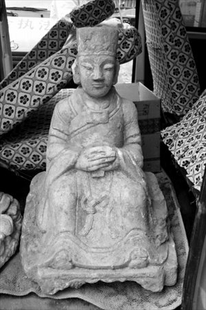 One of the three white marble statues discovered by residents of Dengzhou, Henan province on June 25. Photo: Dahe Daily