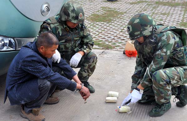 Armed police capture a suspect and seize narcotics in Xishuangbanna, Yunnan province.