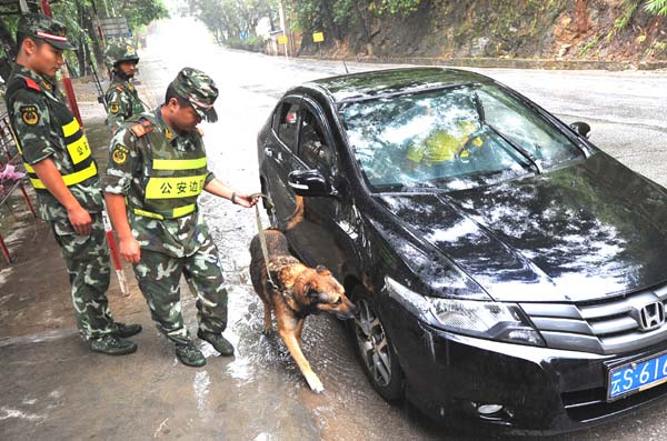 Police officers in the city of Ruili, Yunnan province, which borders Myanmar, check a car for drugs with the help of a trained dog. Photos by Chen Haining / Xinhua