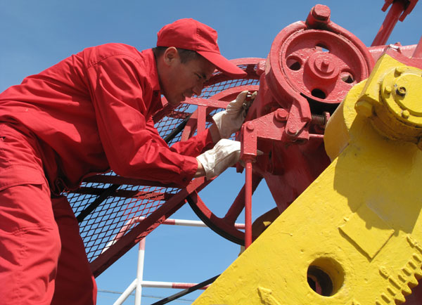 Rozememet Bak works at his post at an oil field in Karamay, the Xinjiang Uygur autonomous region.[Yang Wanli/China Daily]