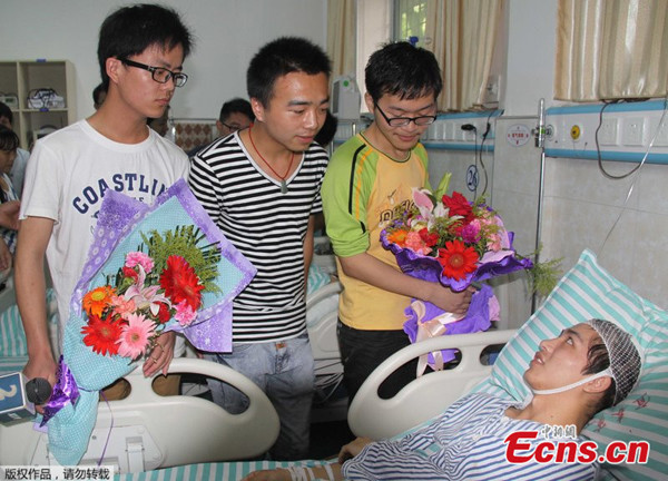 Students visit Liu Yanbing after he was injured in a knife attack at a hospital in Yichun city of east China's Jiangxi province on June 9, 2014. [Photo/CFP]