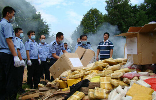 This file photo shows policemen burn drugs in Yunnan province. (Photo/Chinanews.com)