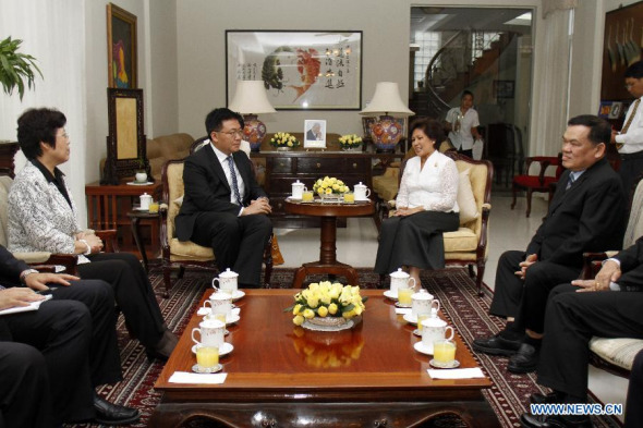 Guo Yezhou (2nd L), visiting vice-minister of the international department of the Central Committee of the Communist Party of China (CPC), meets with Princess Norodom Arun Rasmey (2nd R), president of the Funcinpec Party of Cambodia, in Phnom Penh, Cambodia, on July 3, 2014. CPC senior officials and Cambodia's royalist Funcinpec Party met here on Thursday to discuss ways to further promote party-to-party ties and cooperation. (Xinhua/Sovannara)