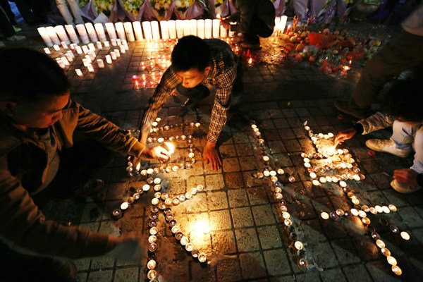 Kunming residents hold a candlelight vigil to mourn victims of the March 1 attack in the city. Liu Jiao / for China Daily