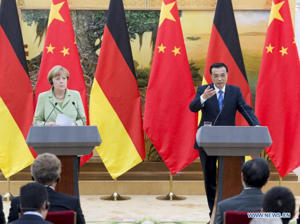 Chinese Premier Li Keqiang (R) and German Chancellor Angela Merkel meet the press after their talks in Beijing, capital of China, July 7, 2014. (Xinhua/Wang Ye)
