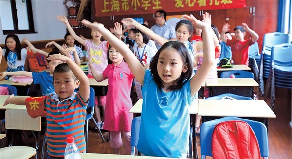 Children take part in activities at a daycare center set up in a community on Nanjing Road W. yesterday.  Zhang Suoqing 
