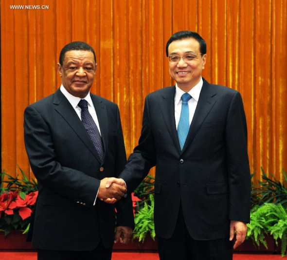 Chinese Premier Li Keqiang (R) meets with Ethiopian President Mulatu Teshome (L) in Beijing, capital of China, July 8, 2014. Mulatu came to China to attend the Eco Forum Global Annual Conference 2014 held in southwest China's Guiyang. (Xinhua/Rao Aimin) 