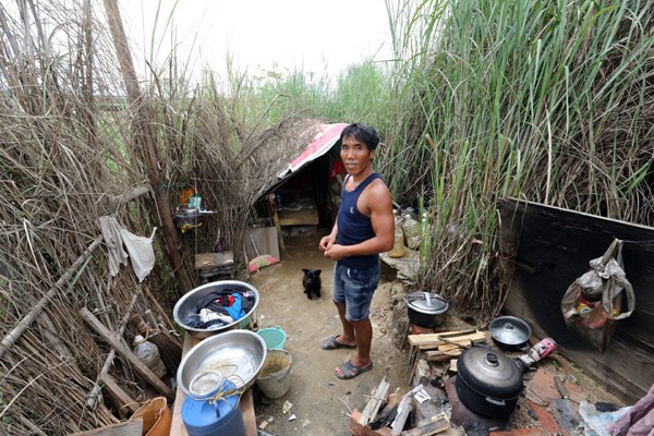A drug user has set up home in the fi elds around Ruili.[Photo by Jiang Dong / China Daily] 