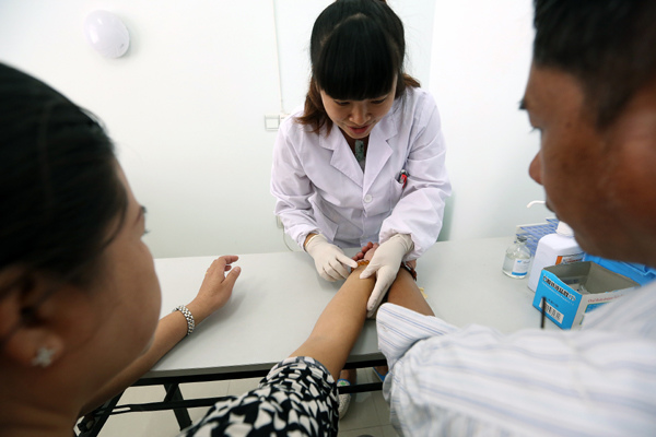 Myanmar-based patients in financial difficulties receive free medical treatment in Ruili.[Photo by Jiang Dong / China Daily] 