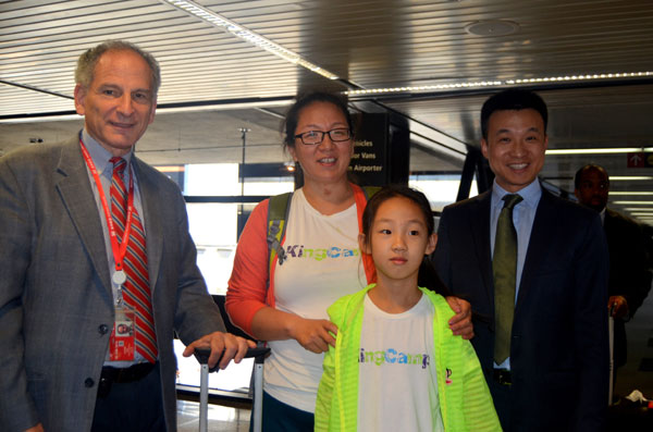 Jessy Nie and her daughter Lily Li become the first customers to receive a warm welcome from the Hainan Airlines' executive team when they land at the Sea-Tac Airport in Seattle on Wednesday. DENG YU /CHINA DAILY