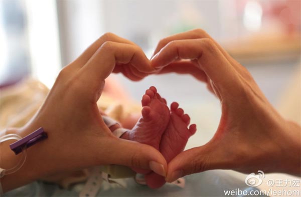 Singer and songwriter Lee-hom Wang announced the birth of his daughter on Weibo on July 10. [Photo/Sina Weibo of Lee-hom Wang]