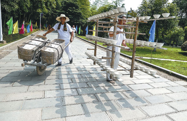 Museum workers deliver porcelain. Photos by Zhang Hao / for China Daily