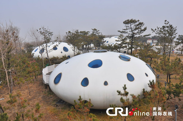 Photo taken on July 11 shows a UFO-shaped building cluster at a tourist attraction in Rizhao, Shandong province.[Photo/CRI] 