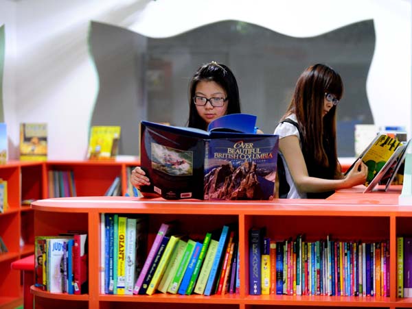 Readers pick up books at a library specializing in English publications. The library was launched by a Chinese-Canadian in Shenyang, Liaoning province, and is so far the largest of its kind in the city with more than 50,000 original English publications. ZHANG WENKUI / FOR CHINA DAILY 