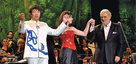 Lang Lang (left), Ana Maria Martinez (center) and Placido Domingo greet the audience after their Concert in Rio 2014 performance on Friday. Zhang Fan / China Daily