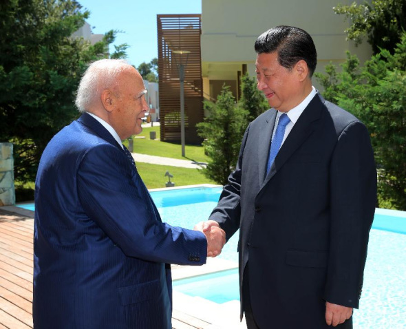 Chinese President Xi Jinping (R) meets with his Greek counterpart Karolos Papoulias on the Rhodes Island in Greece, July 13, 2014. (Xinhua/Lan Hongguang)