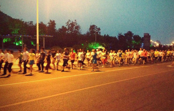 About 7:00 p.m. every day, large crowds of race walkers begin their exercise in Xuzhou, Jiangsu Province. [Photo/Xinhua]
