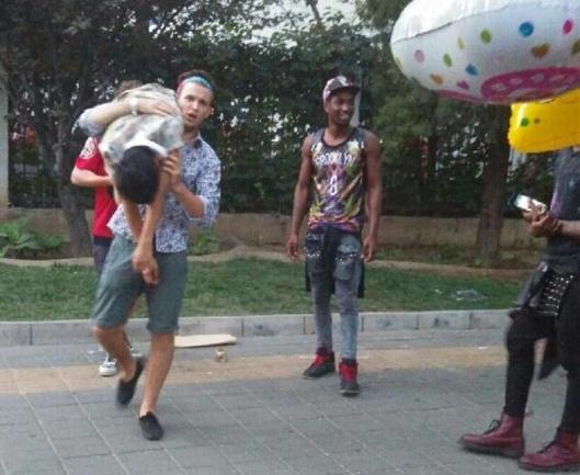 In the photos posted online, six foreigners giggled and took photos with the drunken man lying on the ground. They also carried him on their shoulders and left him in the middle of the street while taking pictures. The drunken man was left with his shirt rolled up and abdomen exposed in some of the photos. --The Beijing Times