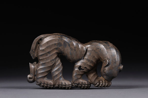 A silver tiger, found in Shenmu county, Shaanxi province, is believed to date back to between the Warring States Period (475-221 BC) and the Han Dynasty.[Photo provided to China Daily]