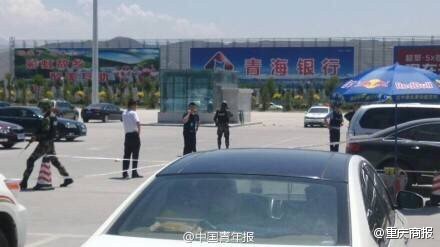 Armed police and bomb squads cordon off the area where a bomb exploded at Xining Caojiapu Airport in northwest China's Qinghai province on July 15. Photo from China Youth Daily's Weibo account. 