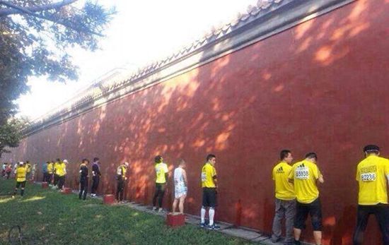 Some contestants had to urinate on walls along the way in 2013 Beijing Marathon.