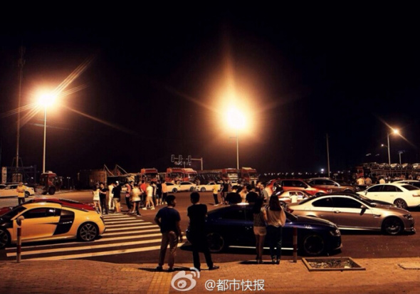 Police in Hangzhou, Zhejiang Province bust an underground racing ring involving supercars and modified vehicles during the night of July 11, 2014, arresting a handful of drivers on counts of dangerous driving and unlawfully modifying vehicles. [photo / Weibo]