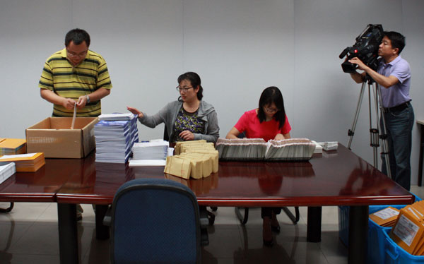 Admission staff members sort out admission letters at Renmin University of China on Tuesday. The university has introduced a series of measures to boost public supervision of the enrollment process. Wang Zhuangfei / China Daily