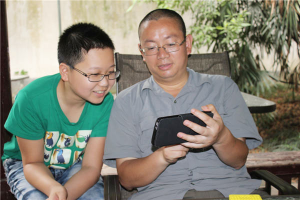 Shen You shares pictures of birds he took with a young bird lover in Chengdu, Sichuan province.