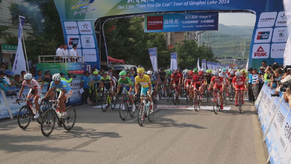 Riders set out from the starting line as the 9th stage of the Tour de Qinghai Lake begins on Tuesday, July 15, 2014. [Photo: CRIENGLISH.com]