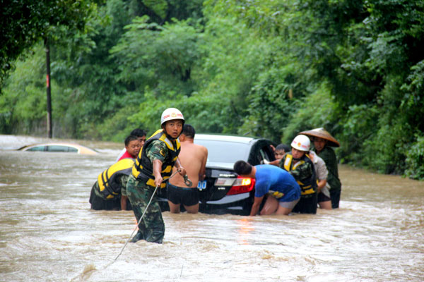Firefighters rescue stranded vehicles in Tongren, Guizhou province on Wednesday. Liu Yonggang / for China Daily
