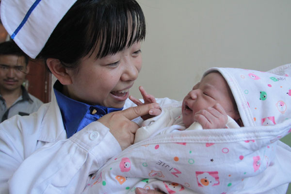 Doctor Song Zheng checks a newborn at the Lhasa Obstetrics and Gynecology Hospital. HU YONGQI/ CHINA DAILY