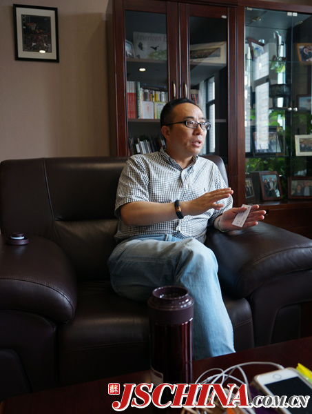 Wang Jian, former torch bearer of London 2012 Olympic Games takes an exclusive interview with jschina.com.cn on July 16. [Photo by Wu Xinhai / jschina.com.cn]