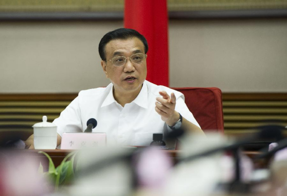 Chinese Premier Li Keqiang, also a member of the Standing Committee of the Political Bureau of the Communist Party of China (CPC) Central Committee, presides over a symposium about the country's current economic situation in Beijing, capital of China, July 15, 2014. (Xinhua/Huang Jingwen)