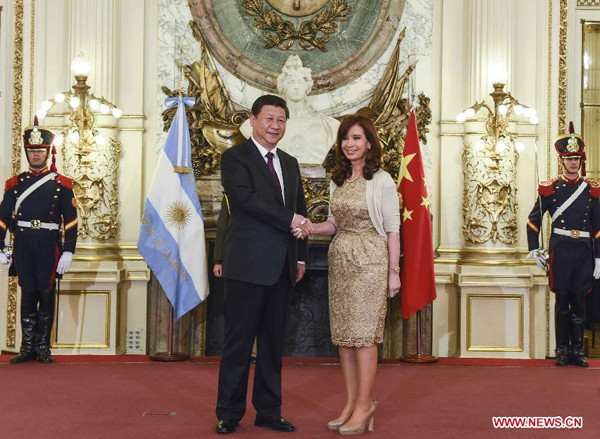Chinese President Xi Jinping (L) shakes hands with Argentine President Cristina Fernandez de Kirchner during a welcoming ceremony before their talks in Buenos Aires, Argentina, July 18, 2014. Xi and his Argentine counterpart, Cristina Fernandez de Kirchner, agreed here Friday to upgrade bilateral ties to a comprehensive strategic partnership. (Xinhua/Li Xueren)