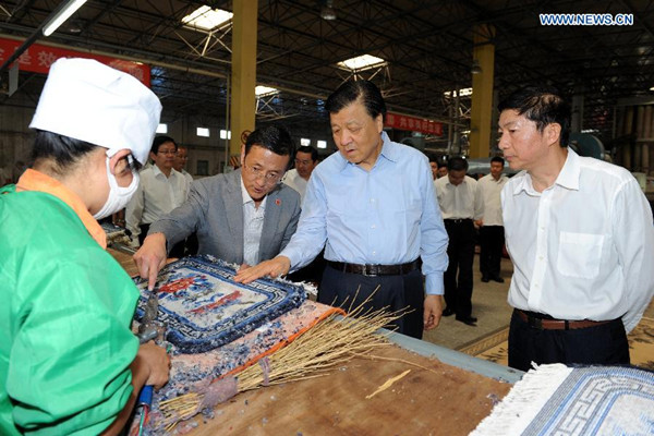 Liu Yunshan (2nd R), a member of the Standing Committee of the Communist Party of China Central Committee's Political Bureau, visits Qinghai Tibetan Sheep Carpets Group in Xining, capital of northwest China's Qinghai Province, July 18, 2014. Liu made a research and inspection tour in Qinghai on July 17 - 19. (Xinhua/Rao Aimin)
