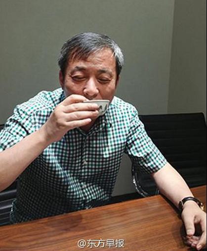 A Chinese billionaire takes a sip of tea from a US$45 million cup, described by netizens as the most expensive cup of tea in history. [Photo/Sina Weibo]