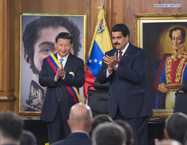 Chinese President Xi Jinping (L) is awarded Liberator Medal by his Venezuelan counterpart Nicolas Maduro in Caracas, Venezuela, July 20, 2014. (Xinhua/Wang Ye) 