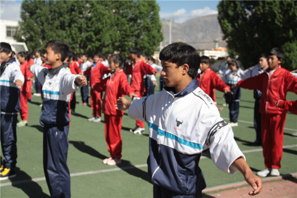 Students at the Lhasa Beijing - High School were exercising during break. Photo by Hu Yongqi /China Daily