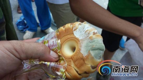 Photo taken on July 21 shows moldy bread sent to typhoon-hit villagers in Hainan. (Photo/ hinews.cn)