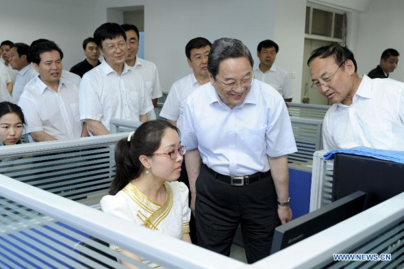 Yu Zhengsheng (C, front), chairman of the National Committee of the Chinese People's Political Consultative Conference (CPPCC), talks with a student at Inner Mongolia University in Hohhot, capital of north China's Inner Mongolia Autonomous Region, July 20, 2014. Yu made an inspection tour in Inner Mongolia from July 18 to 21. (Xinhua/Zhang Duo)