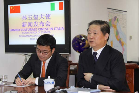 Chinese former Ambassador to Italy Sun Yuxi (R) addresses a press conference about the Chinese cultural year to be held in Italy, in Rome Jan. 8, 2010. Sun has been newly appointed as special envoy for Afghan affairs. [File Photo: Xinhua]