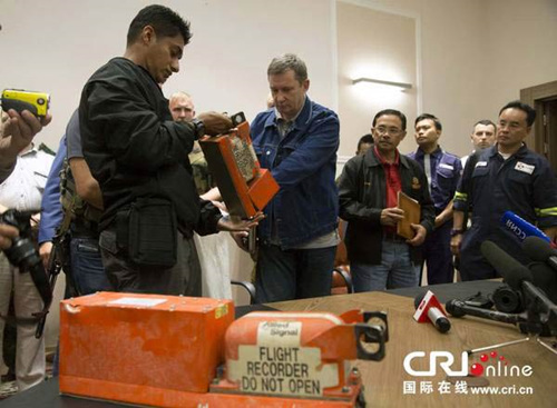 Ukrainian anti-government activists have handed over both black boxes from Flight MH17 to Malaysian investigators.